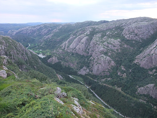 utsiktspunkt på nordkanten av Skarfjell der man ser ned i Drangsdalen og litt av E39.