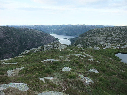 En del av Hovsvatnet sett frå nordkanten av Skarfjell.