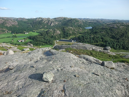 Trigpunktet sør på Tofjellet. Kjerdalsfjellet med vindmølleområde bak t.h.