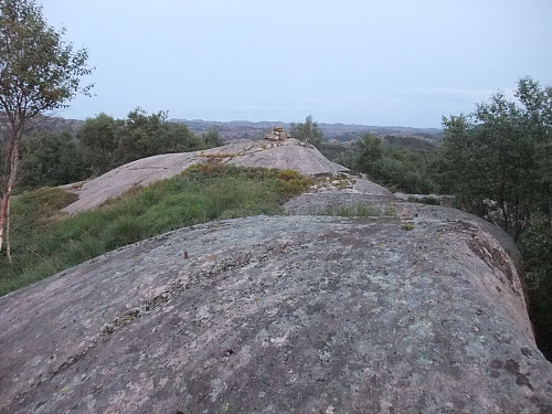 På Kjeråsen (uten t) med trigpunkt/ jernbolt og liten varde. Ser søraustover.