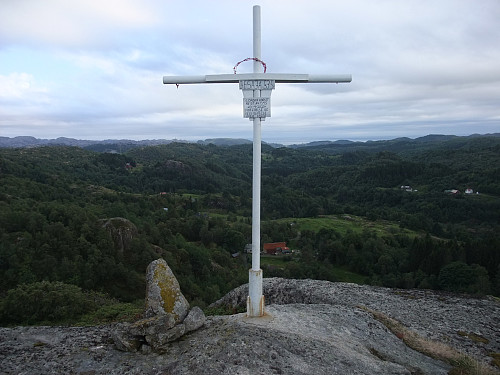 Trekors på en knaus nordvest for Norås. Nedre Støle ses nærmast.