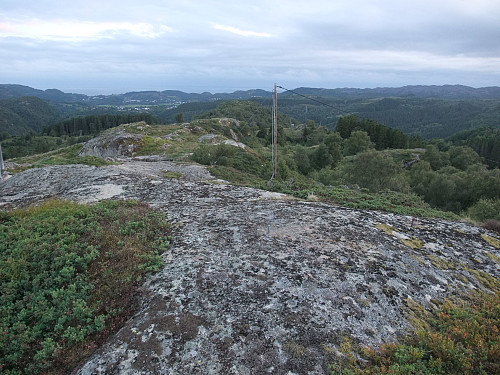 Trigpunkt/ jernbolt på toppen av Skjevråsen. Haugåsen ses litt t.v. for stolpen.