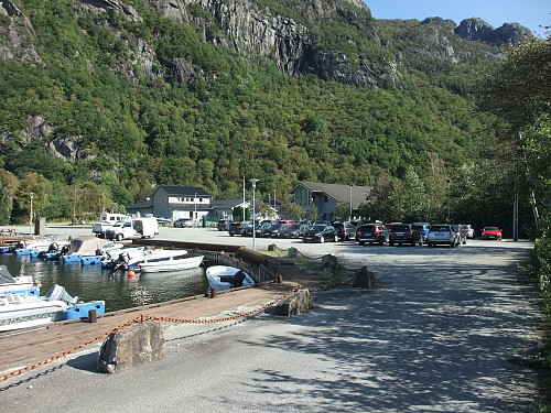 Parkeringsplassen ved båthavna i Dirdal.