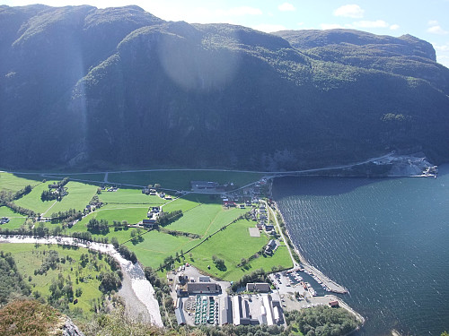 Dirdal med båthavna nede ved fjorden.