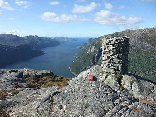 På toppen med utsikt utover Høgsfjorden. 1799 navn i boka siden desember 2022.