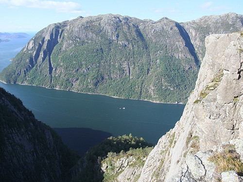 Frafjorden og Tordalsknuten 704 sett frå Urjeljuvet.