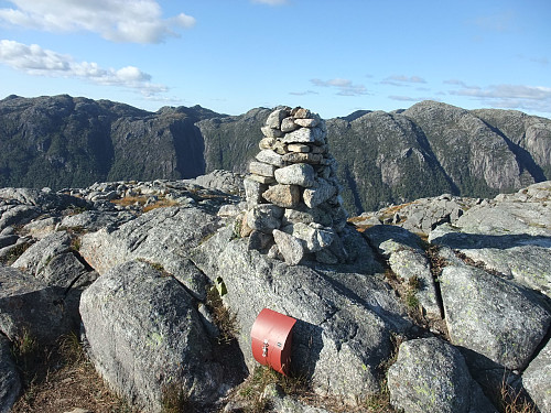 På Bratteberga/ Lauvnesknuten. 1087 navn i boka siden mai 2021.