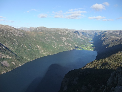 Frafjord sett frå utsiktspunktet nord for toppen. Frafjordhatten og Dypingsknuten t.v.