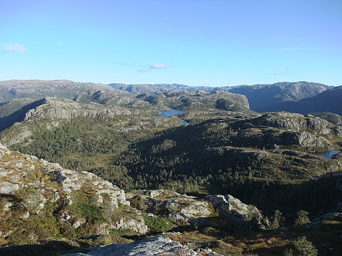 Søraust med Launesvatnet midt i bildet og Svartevassknuten 937 lengst bak.