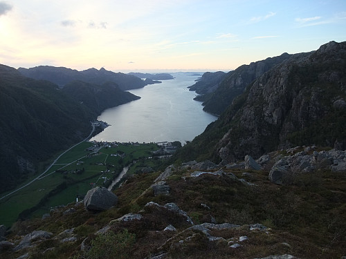 Dirdal og Høgsfjorden sett frå utsiktspunkt vest på Steinknuten.