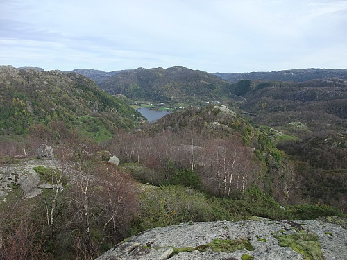 Austover mot Myssa og Øygjeheia frå et utsiktspunkt aust for toppen.