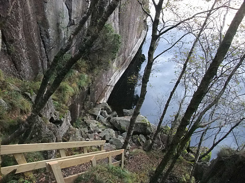 Trapp med nedstigning til planker på jernpåler langs austsida av Steinsvatnet.