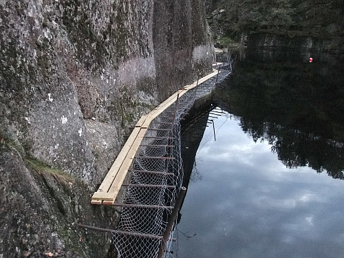 Jernpåler med netting og treplanker.