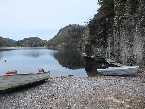 Den spektakulære turveien begynner i ei vik av Steinsvatnet ved Løtopt.