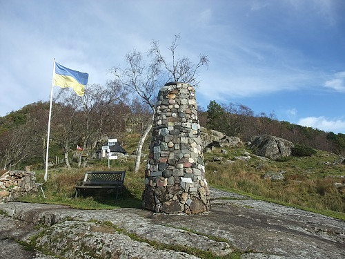 Fredsvarden så består av stein frå kvar kommune i Norge og bl.a Assisi i italia.
