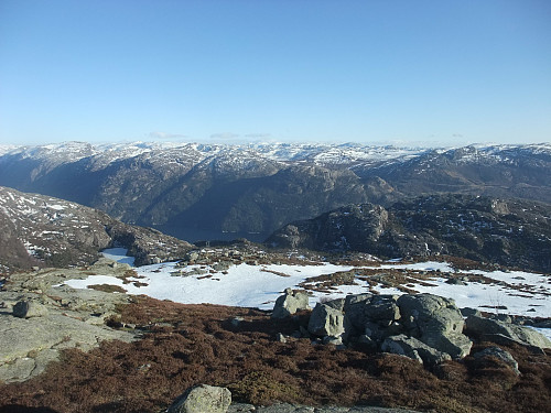 Ser ein flik av Lysefjorden frå eit utsiktspunkt litt lenger aust.