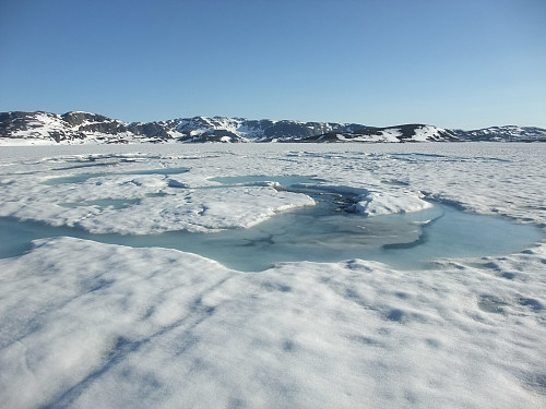 Drøyt midtvegs over fjorden er det sprekker muligens pga grunnstøting.