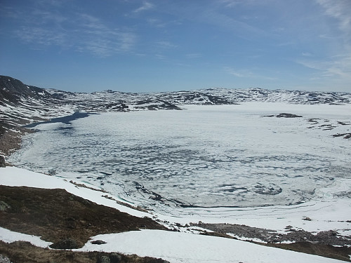 Nordvestenden av Rosskreppfjorden. Juvassåna t.v. og Stushellerodden t.h.