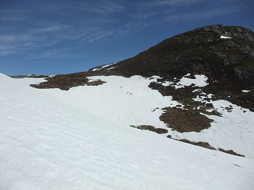 Tre reinsdyr ses på snøflanken midt i bildet. Kringlefjellet t.h.