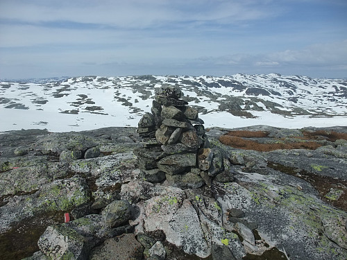 Varden på Skrolletørnane. Urdalsknuten langt t.h.