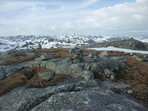 På Simleknuten som har to varder. Urdalsknuten i bakgrunnen.