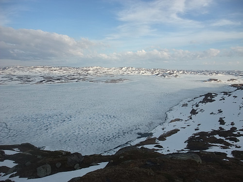Søndre del av Rosskreppfjorden med hoveddammen lengst t.h. i bakrunnen.