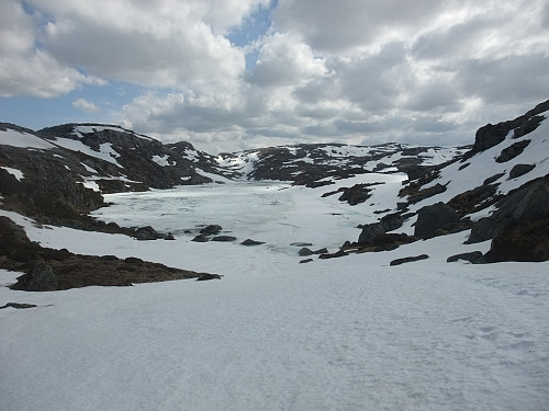 Ved Mågevatn 906 moh. Gjekk vidare opp gjennom skaret i bakgrunnen.