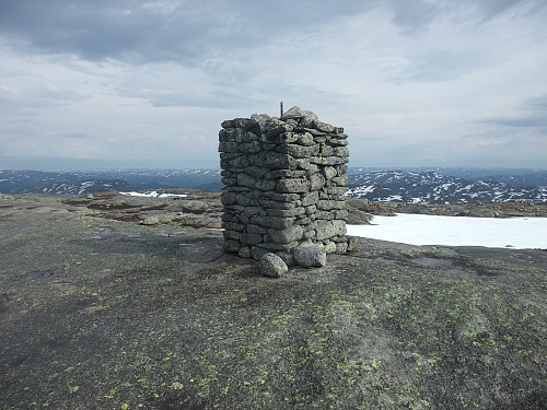 Trigpunkt/ jernbolt t.v. for varden.