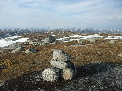 På Halvfarheii 1055 med litt av Simleknuten 1042 bak. Taumevassheia og Rjuven bak.