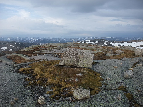 En stor stein er høgste punkt på Halvfarheii nord. Varden ses lenger bak.