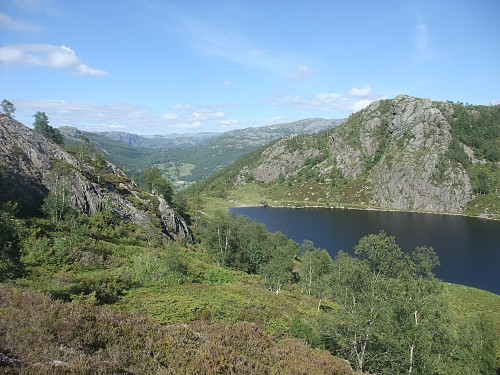 Et stykke opp mot Risatjørn med tilbakeblikk mot Brekkestølsvatnet.