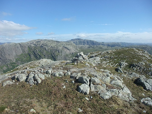 Liten varde på Risaknuten. Vinjakula 907 i bakgrunnen og Helgefjell 842 t.v.