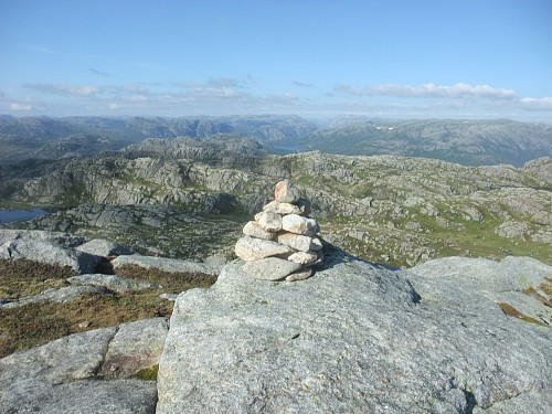 Liten varde på Vaseknuten. Giljastølsvatnet og Frafjordheiane i bakgrunnen.