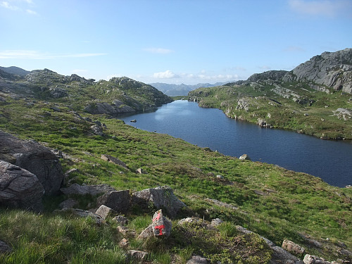 Stien mot Madland og Dirdal går på sørsida av Hommatjørn 616 moh.