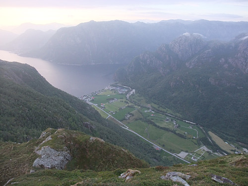 På nordkanten av Middagsknuden med utsikt over Dirdal og Høgsfjorden.