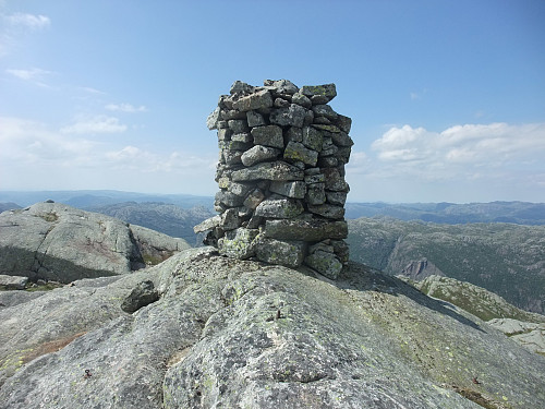 Trigpunkt/ jernbolt ved varden.