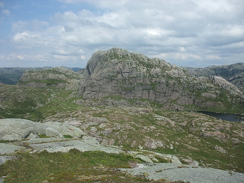 På Rambjørheia mot den dominerande Rambjørknuten.