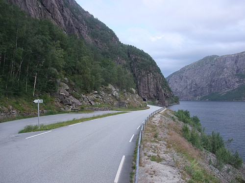 Rasteplass langs Austrumdalsvatnet.