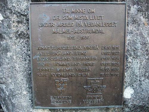 Minneplate over omkomne i fbm vegbygginga på 1920-30-talet.