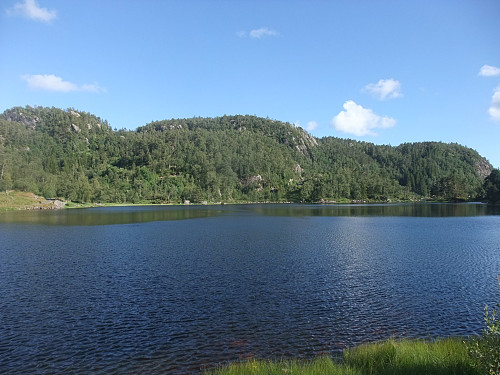 Åvedalsvatnet med Jomahei i bakgrunnen.
