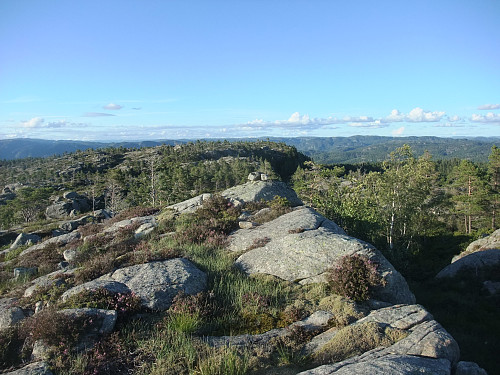 På namnlaus topp ved Takletjørn som er jamnhøg med Størastø bak.