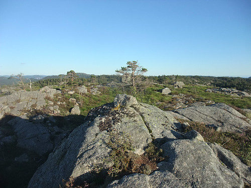 Solandsvarden bak t.v og Orrehei t.h.