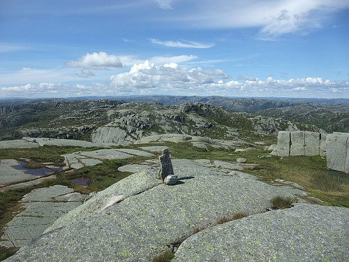 På Kisthei's høgaste topp. NNV mot Klemmesknudane og Skykula 906 i det fjerne.