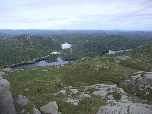 Frå nord for Klemmesknuden 525. Åsvolltjørna t.v. og Skogeknuden og Tjødnefjellet  t.h.