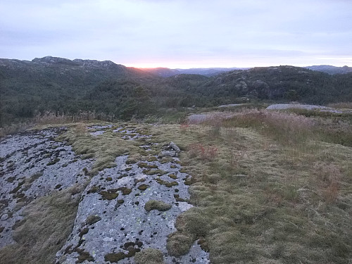 Solnedgangen nærmer seg. Klemmesknudane t,v. og Skogeknuten t.h.