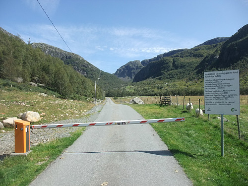Bom på vegen mot Maudal Kraftverk.