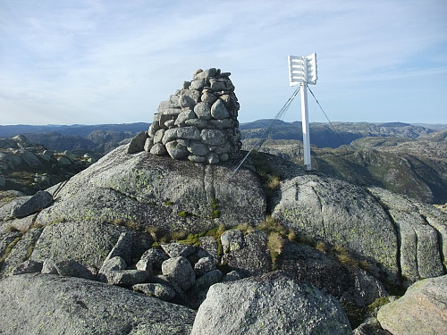 På Myrfjell med nyrestaurert signalkors. Ser nordover til Fidjaknutane 1118 i bakgrunnen.