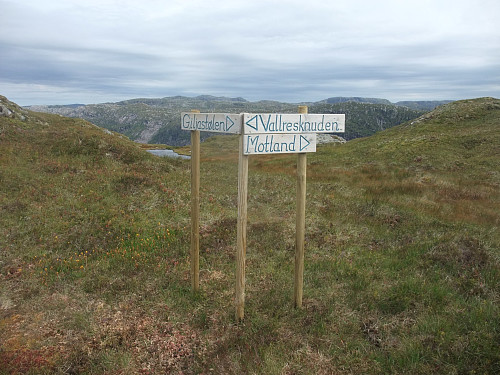 Stiskille før ein kjem til Vallresbu. Fjella på sørsida av Øvstabødalen i bakgrunnen.