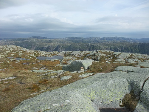 Søraustover mot bl.a Myrfjell 985 og Storbakknuten 918 i bakgrunnen.