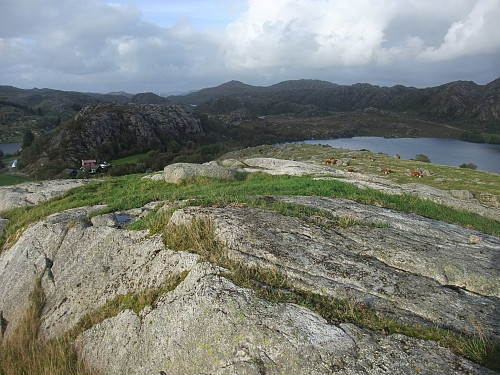 På Knuden med Skårland og Hagafjell t.v. og litt av Skårlandsvatnet t.h.